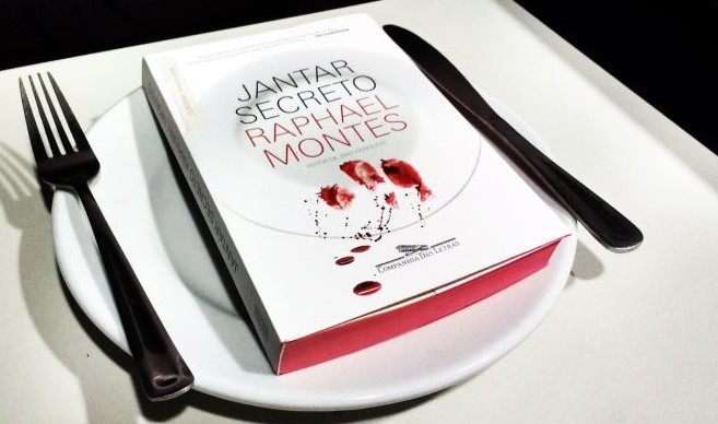 Uma foto do rosto do autor brasileiro Raphael Montes